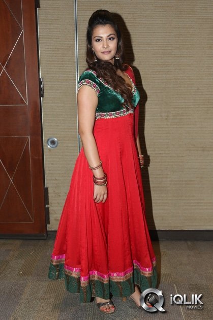 Nazia-Hussain-at-Nee-Jathaga-Nenundali-Movie-Audio-Lainch